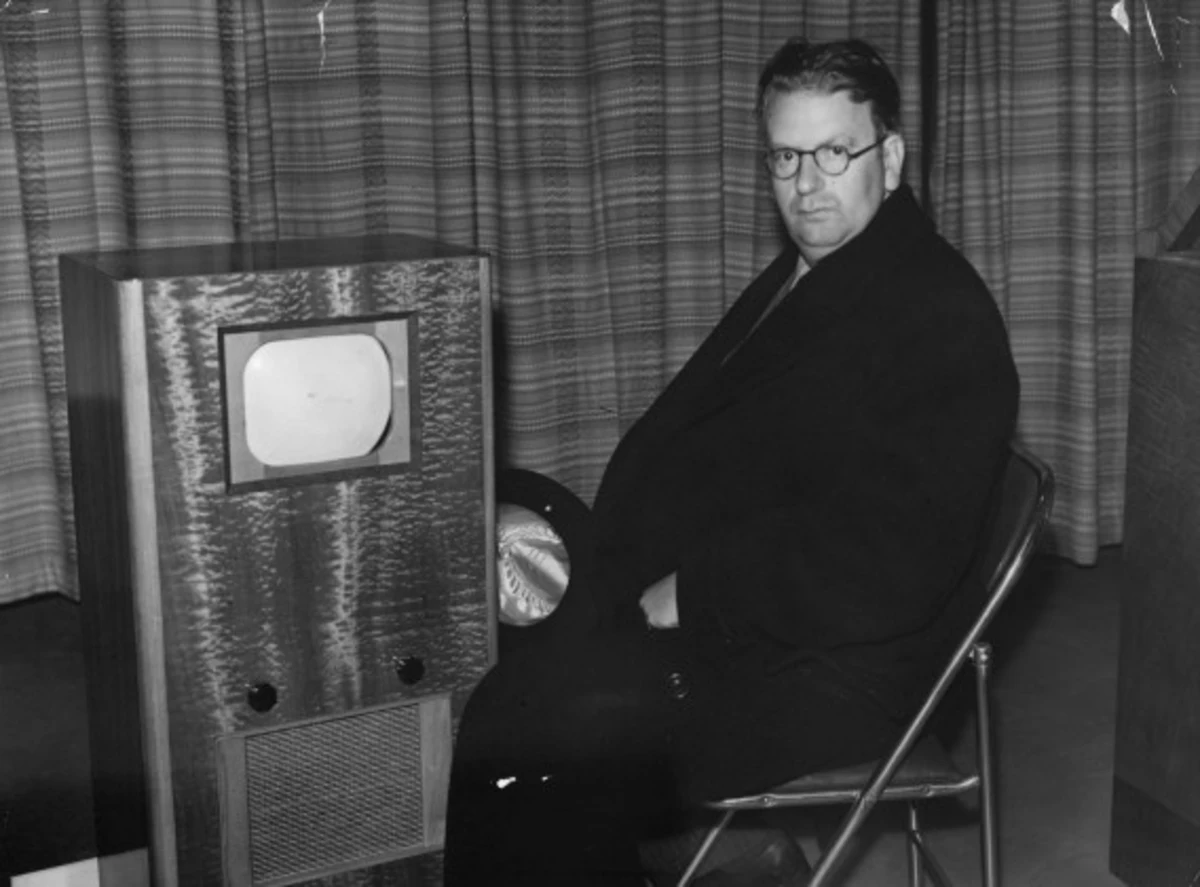 1 телевизор в мире. Джон Лоуги Бэрд. Первый телевизор Джон Лоуги Бэрд. Джон логи Бэрд изобретатель телевидения. Джон логи Бэрд 1926.