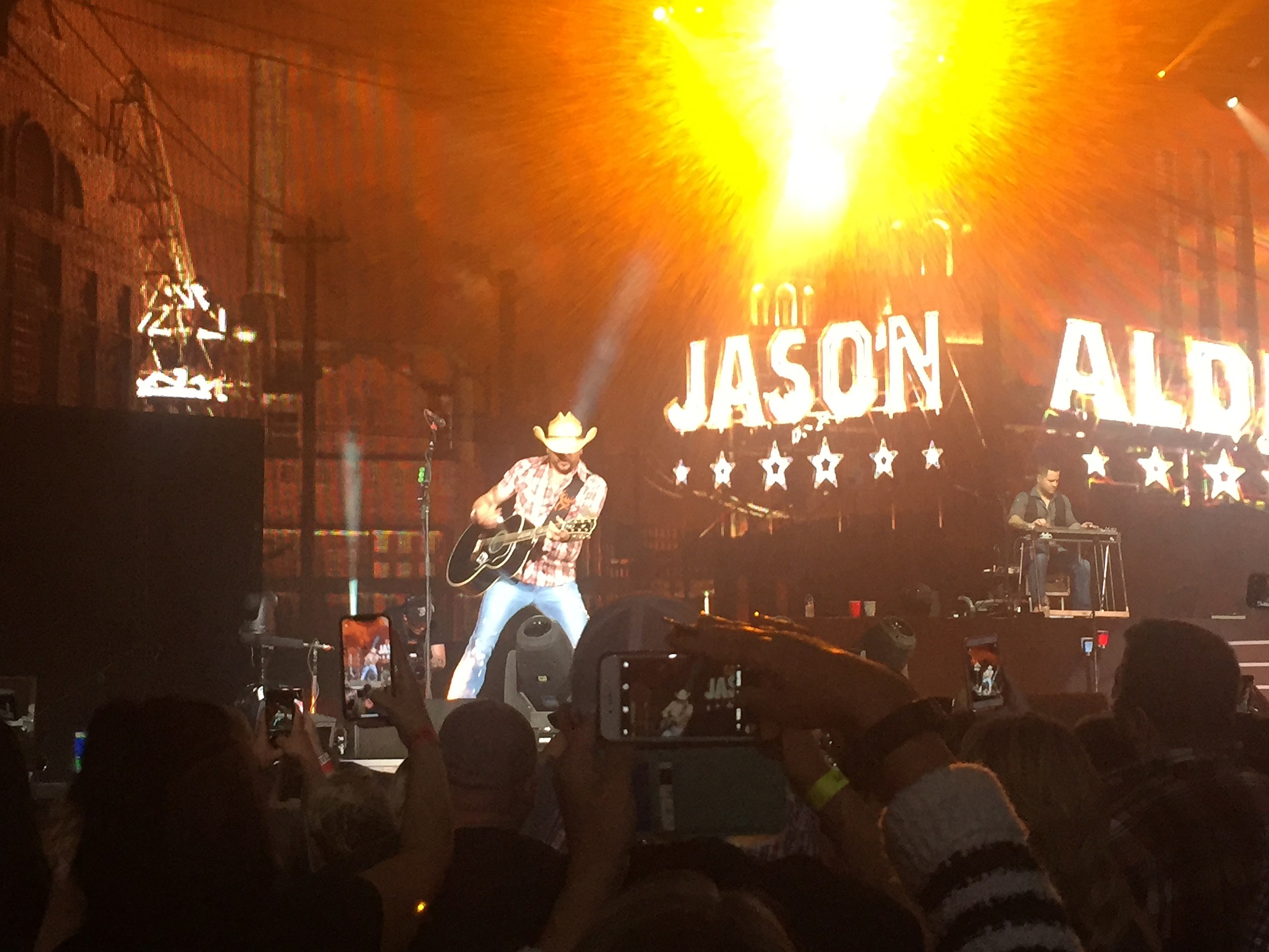 2] Jason Aldean Tour Hits Van Andel