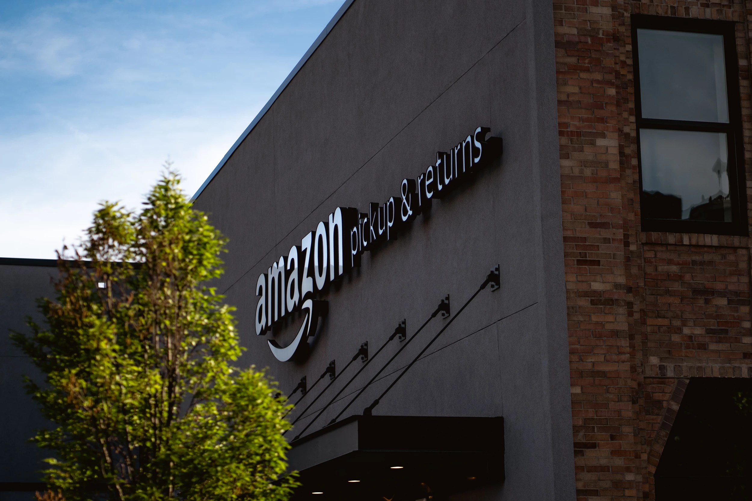 Amazon Bringing 1 000 Jobs To Michigan
