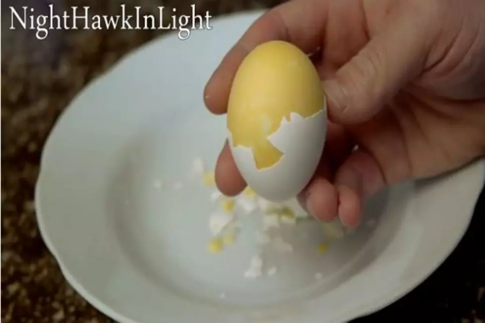 How to Scramble Eggs Inside Their Shell [VIDEO]