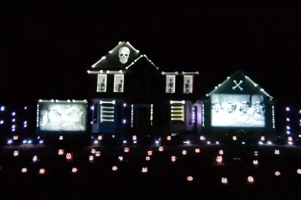 New Hampshire House Puts on a Mesmerizing Halloween Light Show