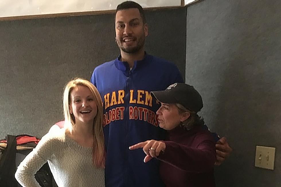 We Met a Harlem Globetrotters Player But Something is Wrong with Our Photo