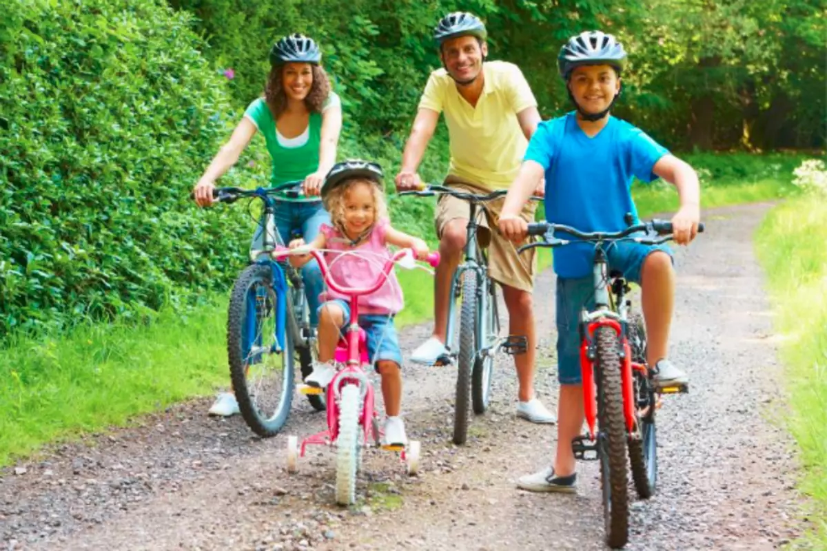 Каникулы проводим вместе. Семья на велосипедах. Семья катается на велосипедах. Велосипеды для всей семьи. Дети с велосипедом.