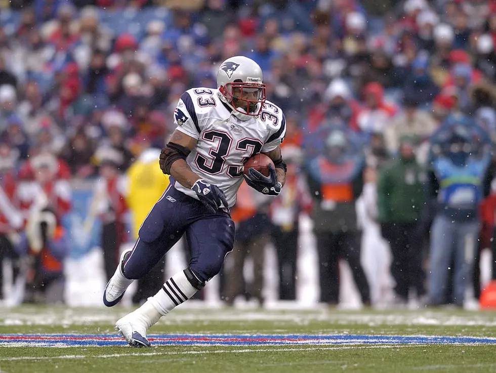 NE Patriot Kevin Faulk in Auburn Saturday Signing Autographs