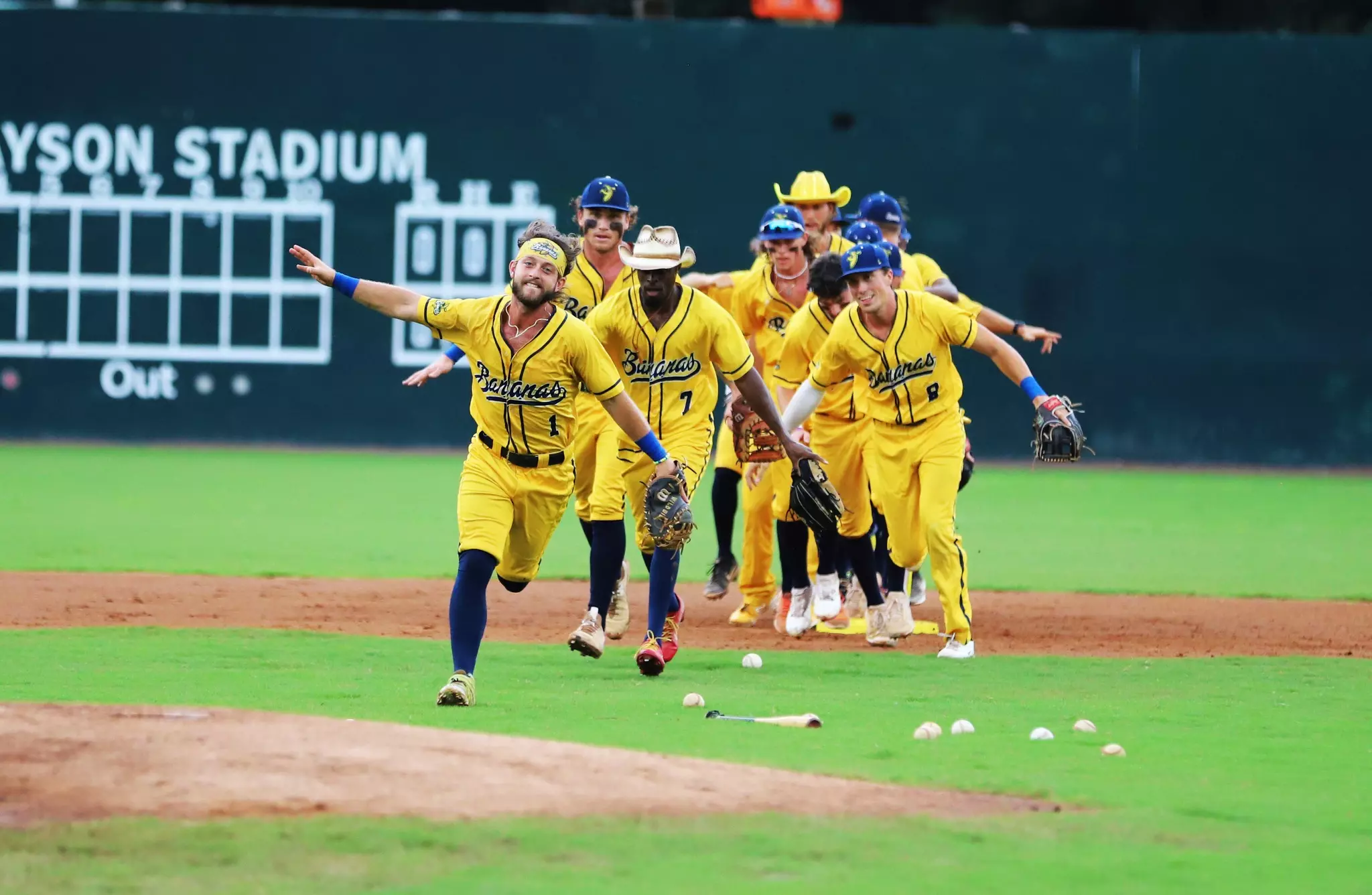 Johnny Damon celebrates his 2 RBI hit as the Savannah Bananas take on  News Photo - Getty Images