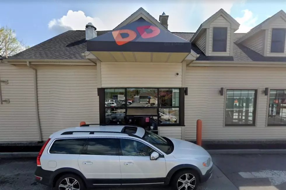 This Drive-Thru Worker at the Dunkin’ in Brunswick, Maine, Deserves an Award