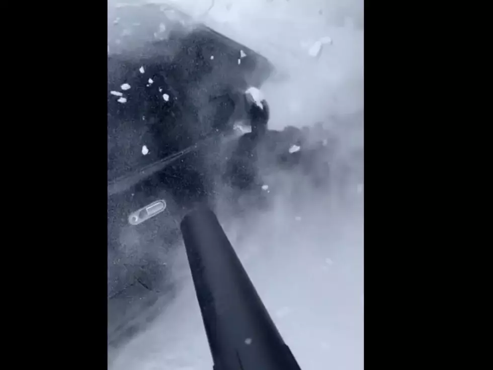 Only in Maine: Using a Leaf Blower to Clean Off The Snow From A Car
