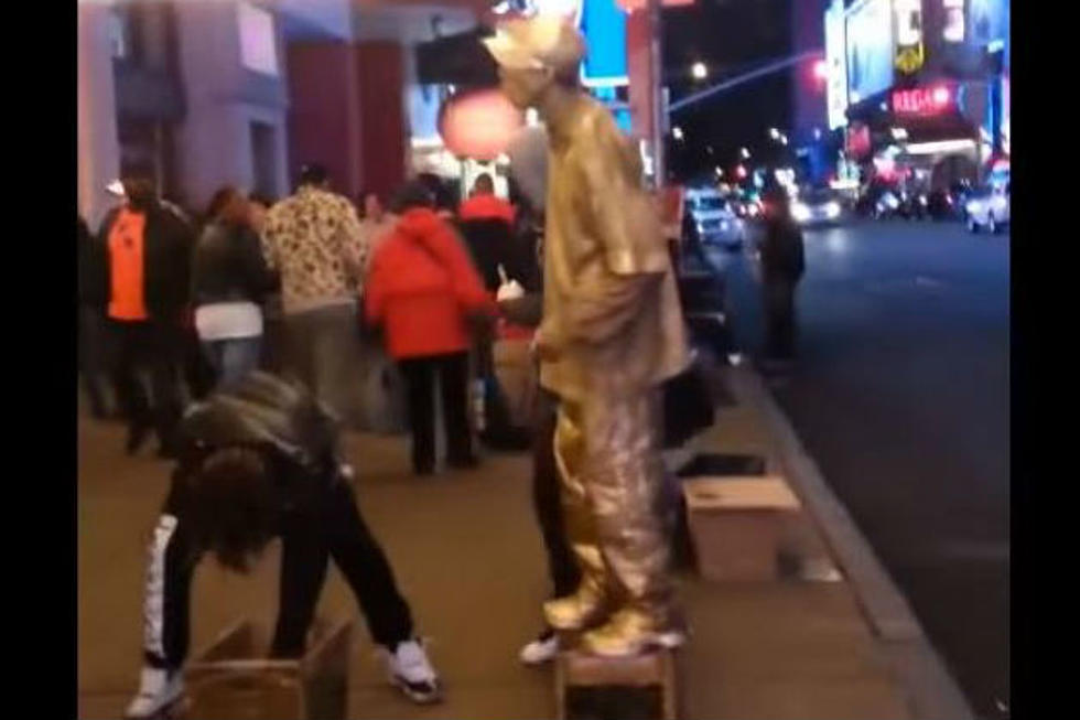 Watch Human Statue Kick Thief in the Face [VIDEO]