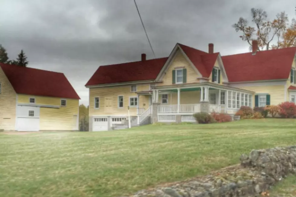 The Famous House and Cemetery Used In Stephen King’s “Pet Sematary” Is Right Here In Maine