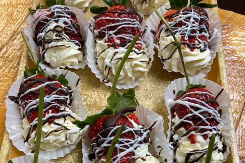 Forget The Chocolate And Try These Cannoli Stuffed Strawberries From A Bakery In Maine