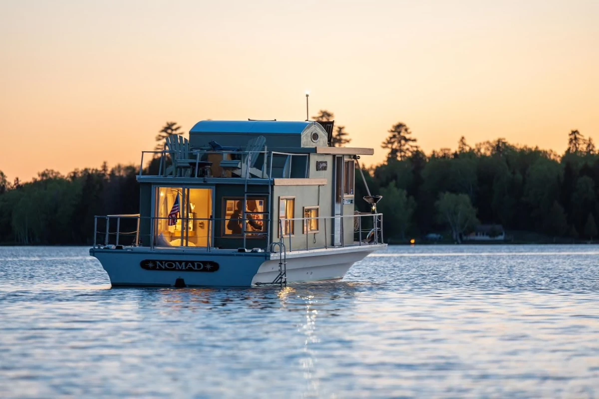 lake houseboat tour