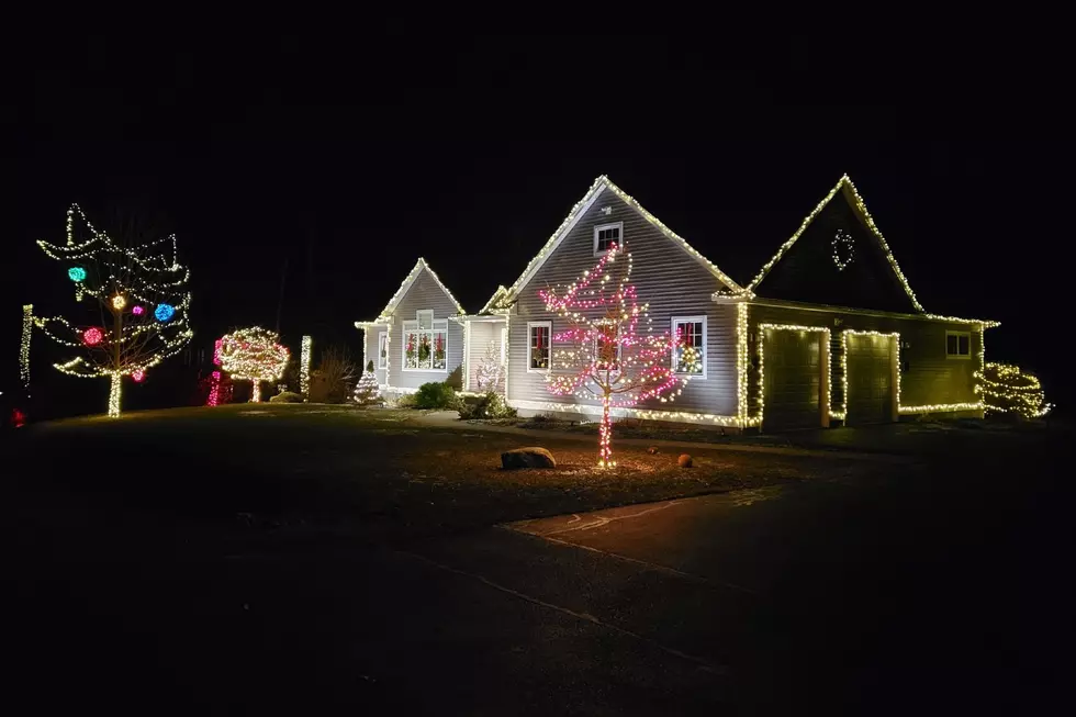 Road Trip Through Windham, Maine to See 17 Holiday Light Displays
