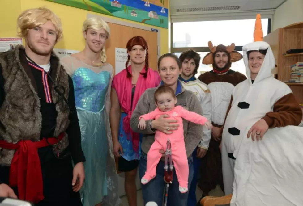 Bruins Players Dress as &#8216;Frozen&#8217; Characters, Visit Kids in Hospital [PHOTOS]