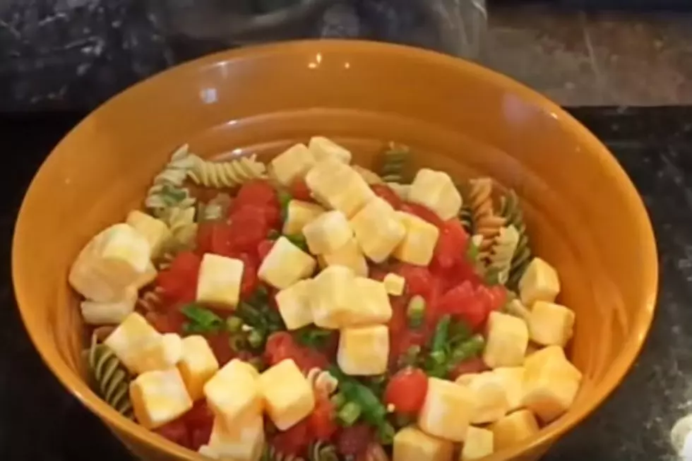 This &#8216;Pizza&#8217; Salad is My All Time Favorite Big Game Snack