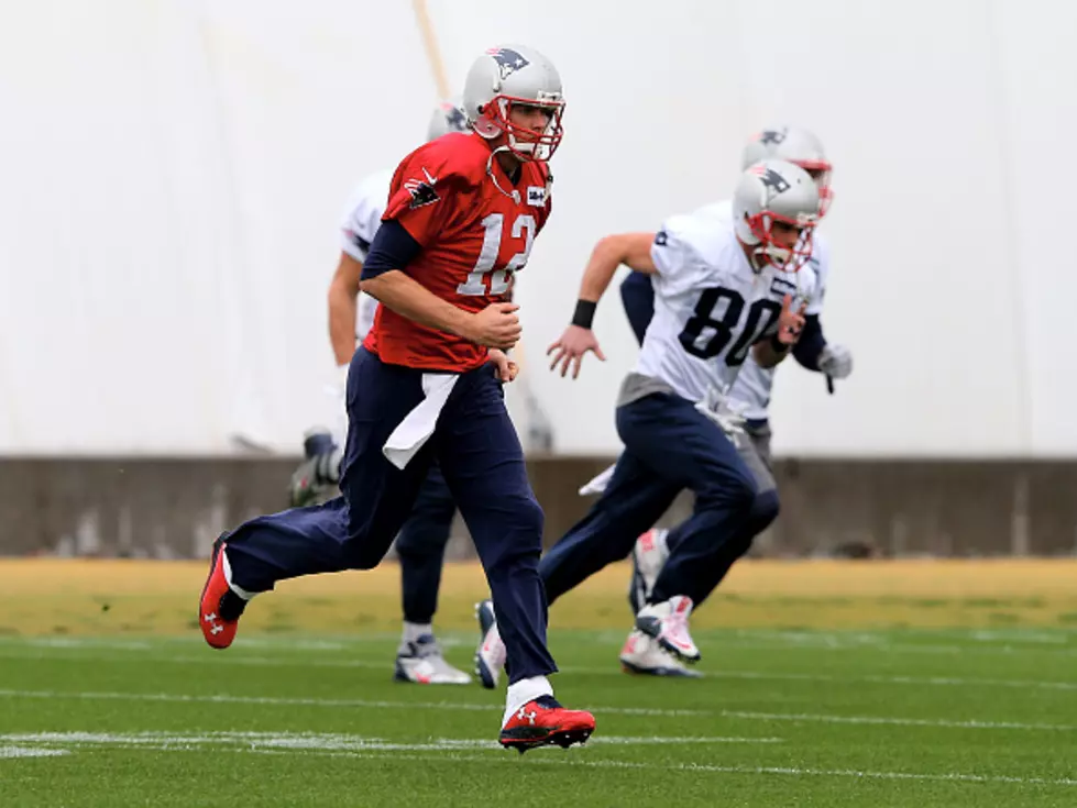 Pats Fans Sing &#8216;Happy Birthday&#8217; To Brady At Practice
