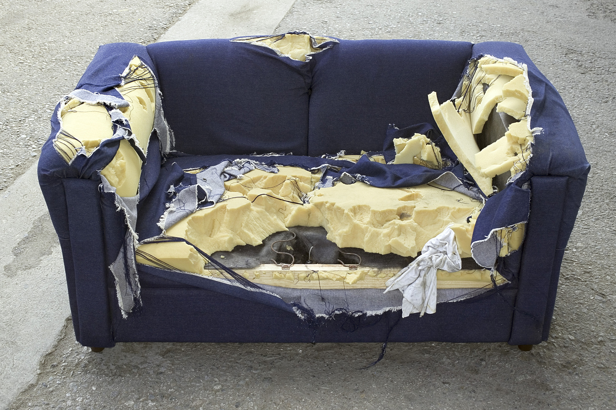 Диван на мусорке. Порванный диван. Сломанный диван. Убитый диван. Старый сломанный диван.