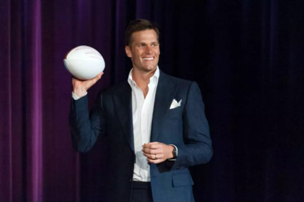 Brady Tells Fans to ‘Rest Up, Hydrate’ at Team Rally