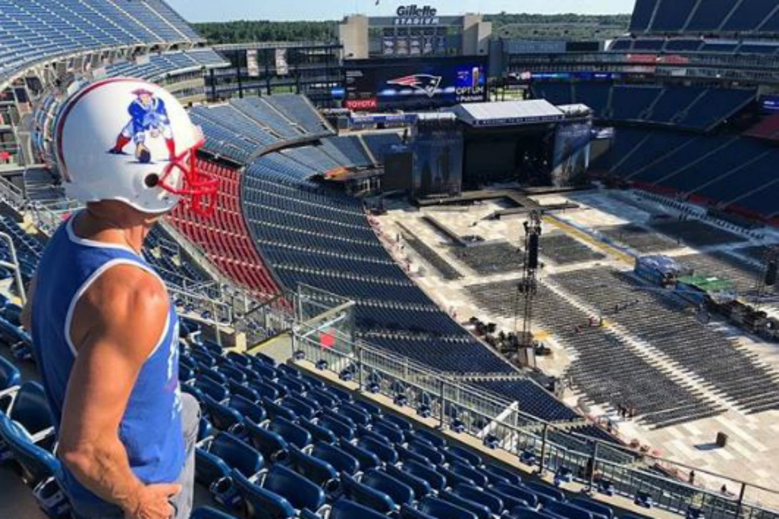 VIDEO: Kenny Chesney rings bell as New England Patriots “Keeper of