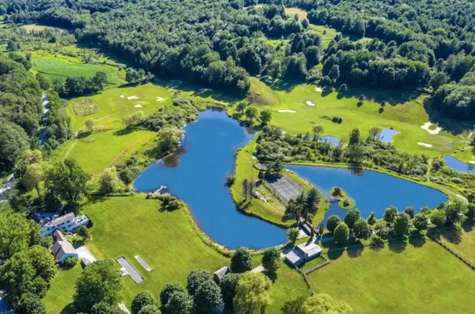 Vermont Airbnb Has Private Golf Course, Bar, Gym, Tennis, and Room for 20+ People