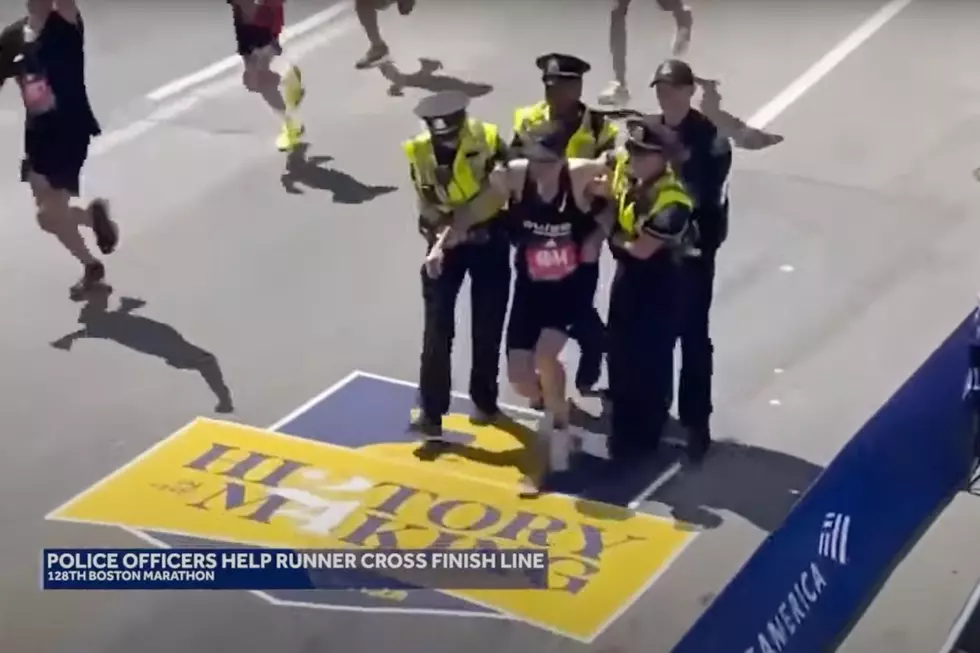 [WATCH] Police Officers Help Boston Marathon Runner Finish Race