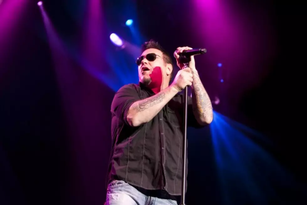 Smash Mouth Singer Freaks Out on Crowd [Video]