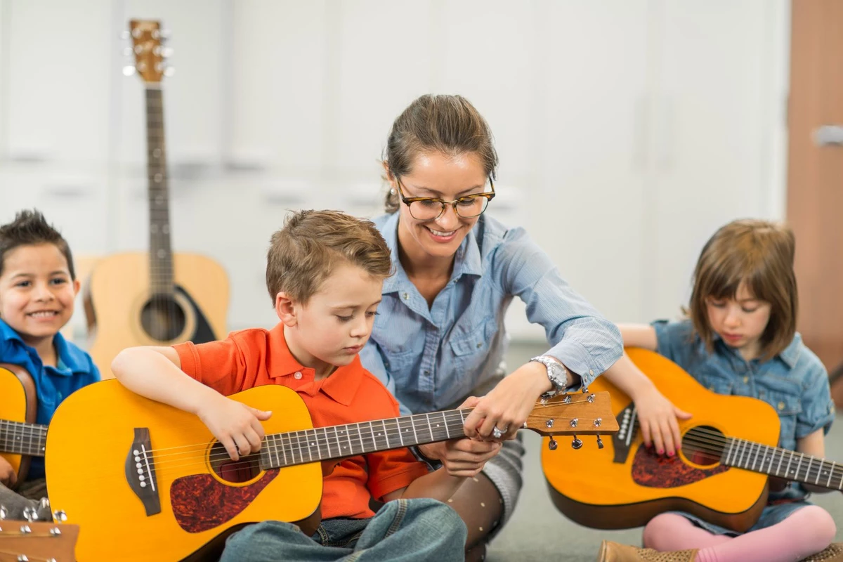 Уроки обучения на гитаре. Гитара для детей. Дети гитаристы. Школьник с гитарой. Дети музыканты.