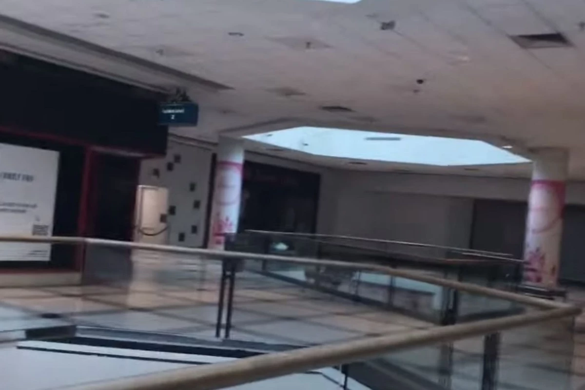 Galleria Mall, Whiteplains NY. Some stores are still packing it up. :  r/deadmalls