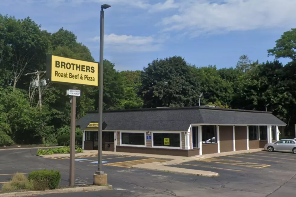 Brothers Roast Beef & Pizza in Kingston, MA is another example of this startling combination