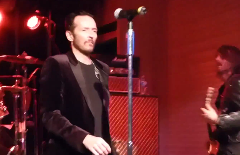Scott Weiland&#8217;s AWFUL Performance [VIDEO]