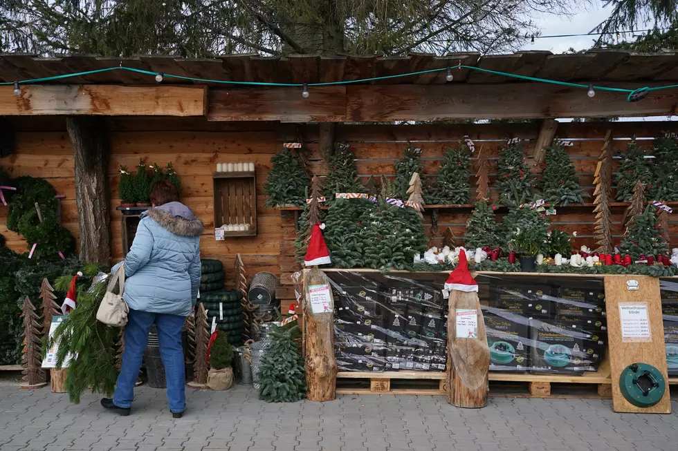 Outdoor Holiday Market Sunday in Pleasant Valley