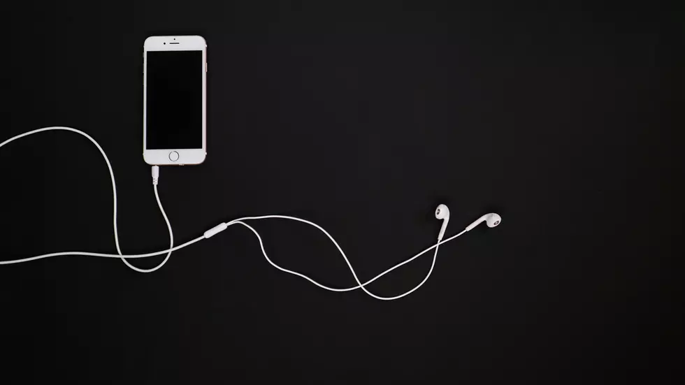 New York: Is It Legal to Drive While Wearing Earbuds?