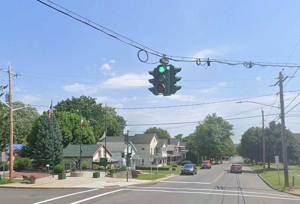 New York’s Only ‘Upside Down’ Traffic Light is a Local Landmark