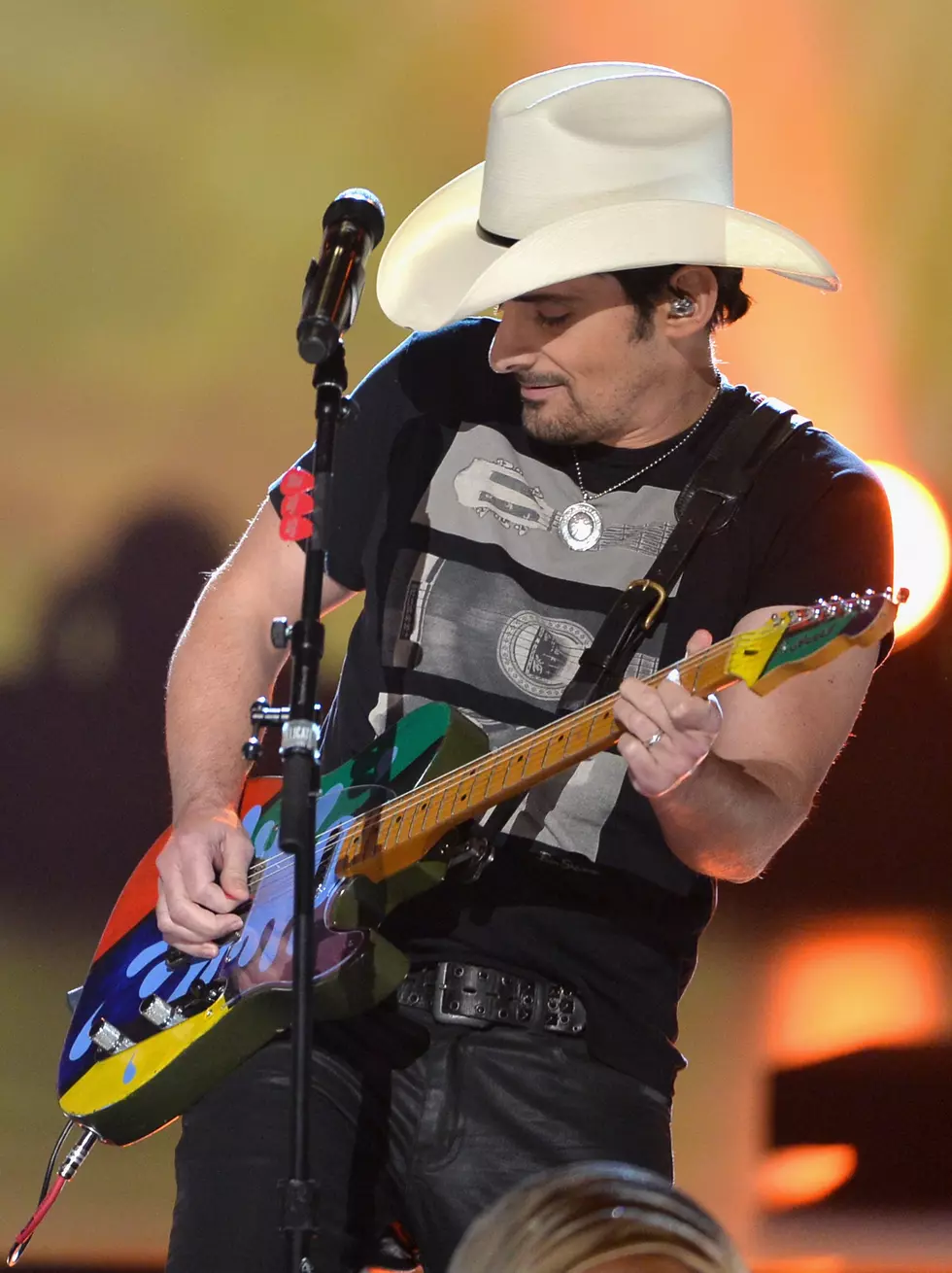 Brad Paisley Fights Back With a Selfie