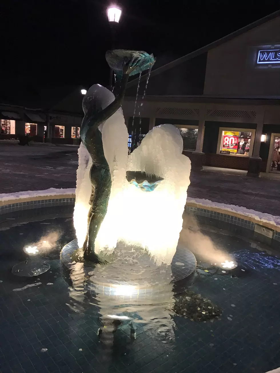 Fountain Freezes at Woodbury Commons