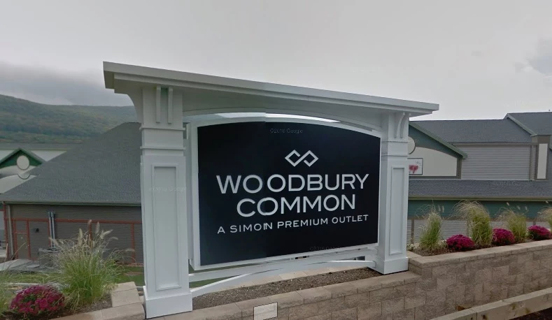 stores in woodbury commons