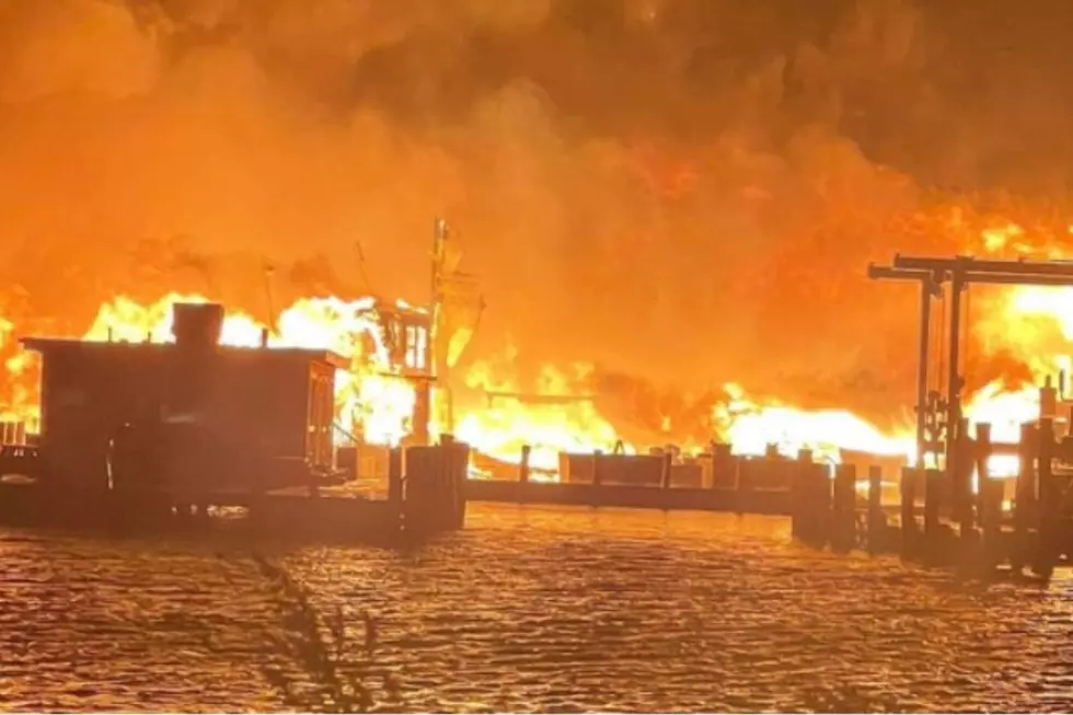 Incendio masivo de 4 alarmas estalla en el popular Mystic Seaport