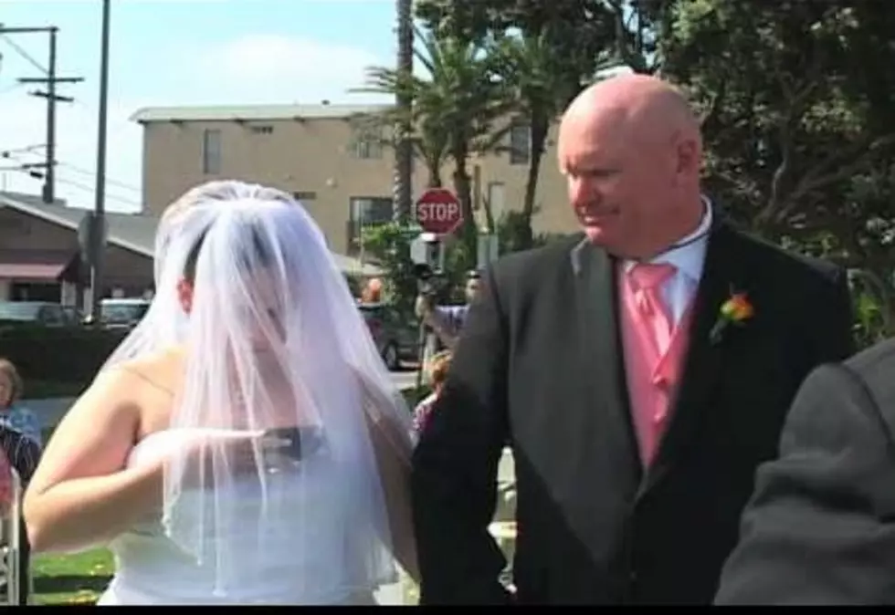 Bride Texting During Ceremony! &#8211; Unbelievable [Video]