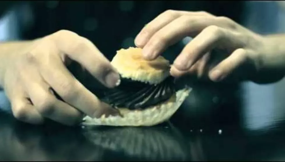 How a Man Should Eat His Cupcake [Video]