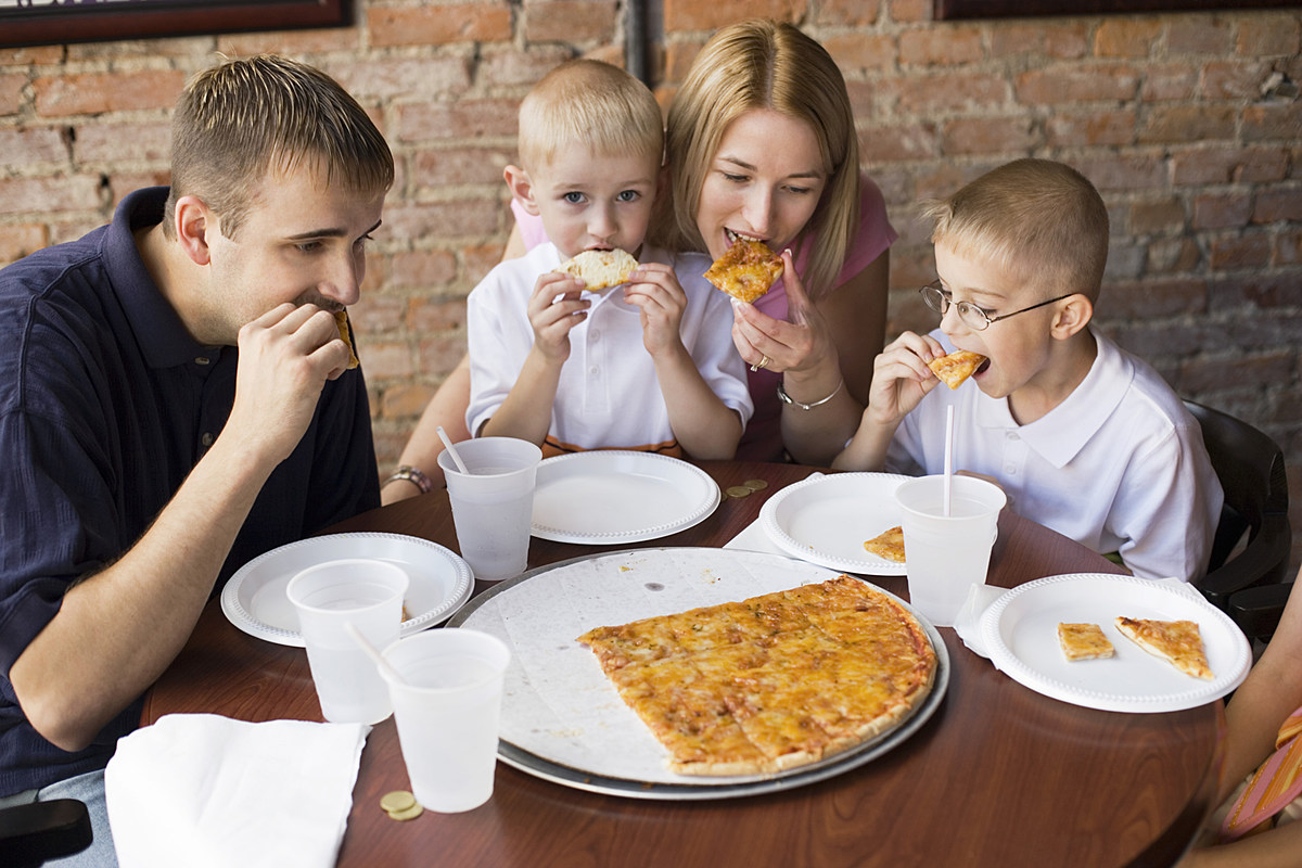 Семья ест пиццу фото