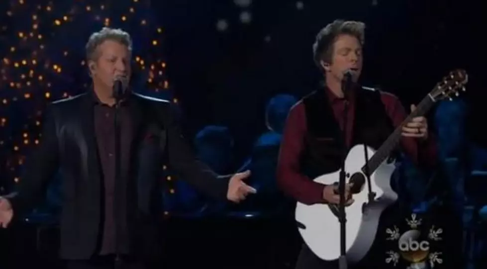 Rascal Flatts Performs &#8216;A Strange Way To Save The World&#8217; at CMA Country Christmas [VIDEO]