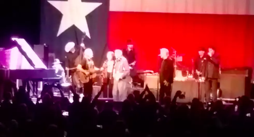 Willie Nelson and Jimmy Carter Sing &#8216;Amazing Grace&#8217; On Stage In Atlanta [WATCH]