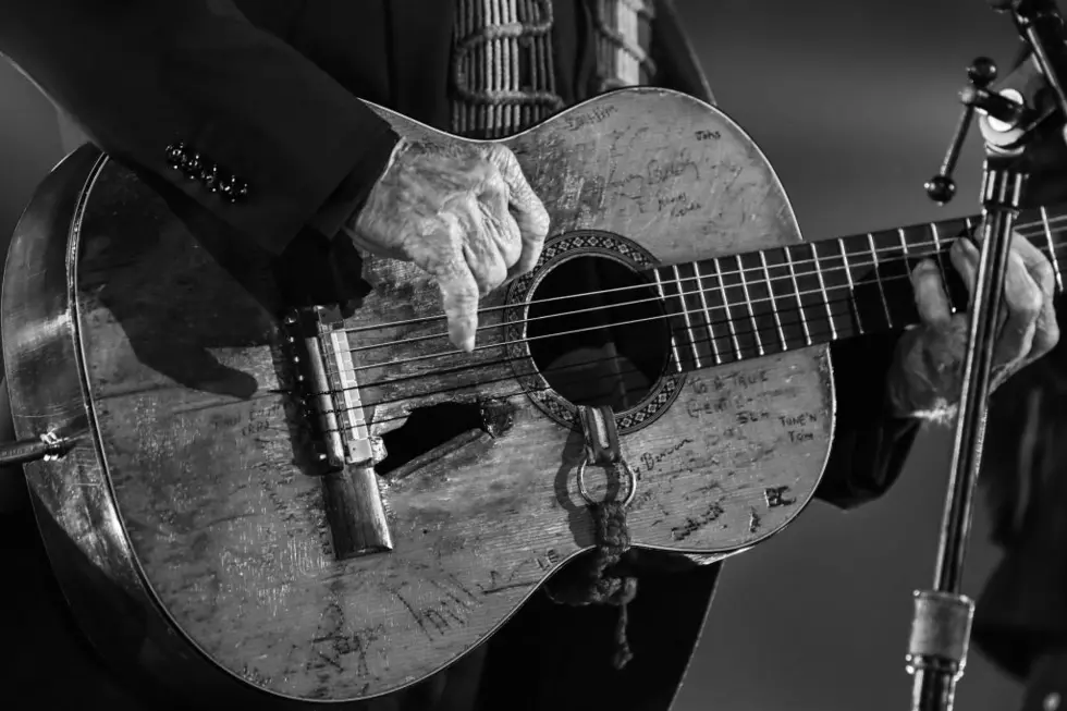 Willie Nelson Plays the Same Old Beaten Up Guitar He’s Had For Over 50 Years