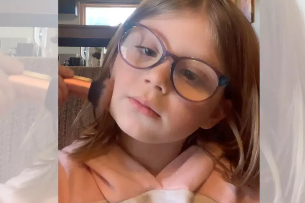 IN Four Year Old Makes Adorable Make-Up Tutorial [WATCH]