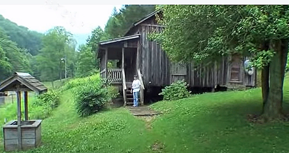 Loretta Lynn s Childhood Home Is Still Standing And You Can Visit loretta-lynn-s-childhood-home-is-still-standing-and-you-can-visit