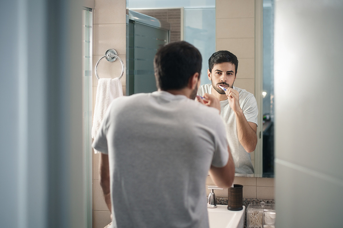 Человек в ванне перед зеркалом