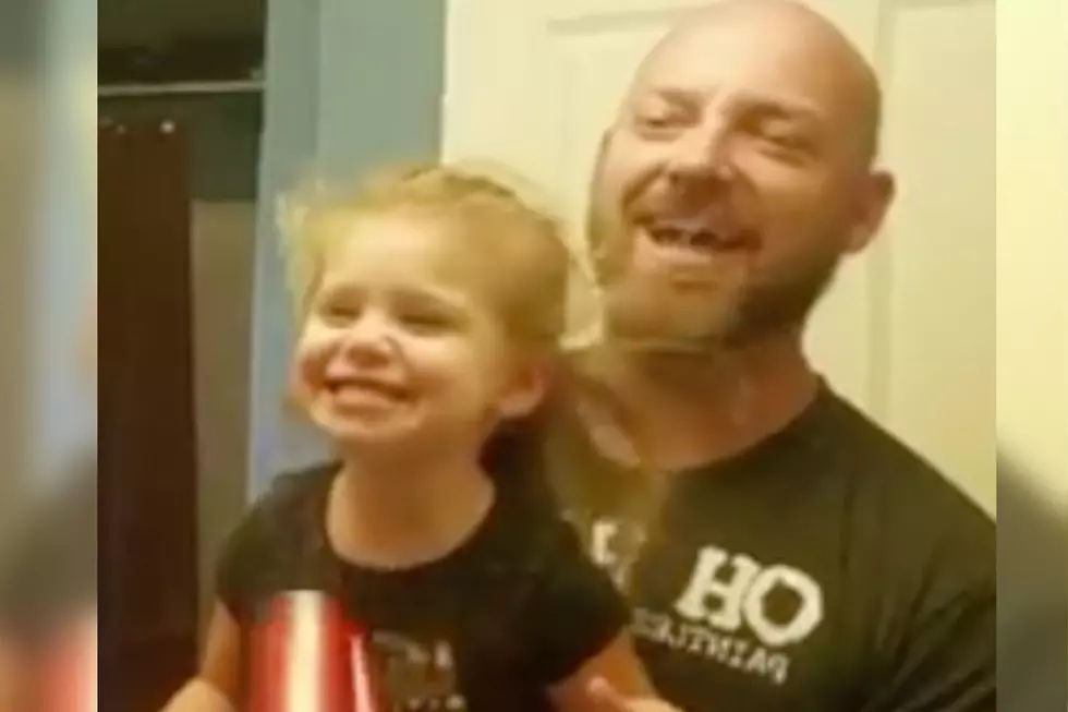 Indiana Toddler Embraces Her Inner Diva While Singing in Front of the Mirror [VIDEO]