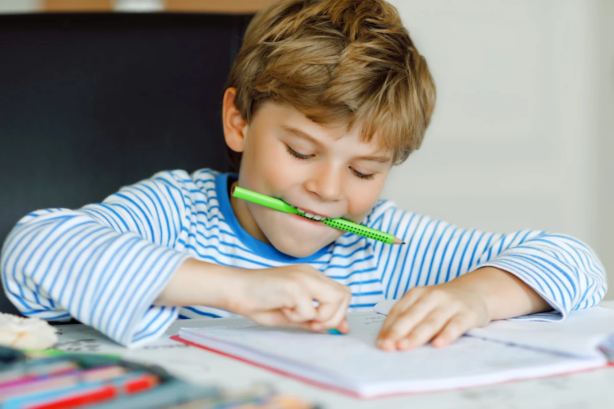 Маленький ребенок учится писать