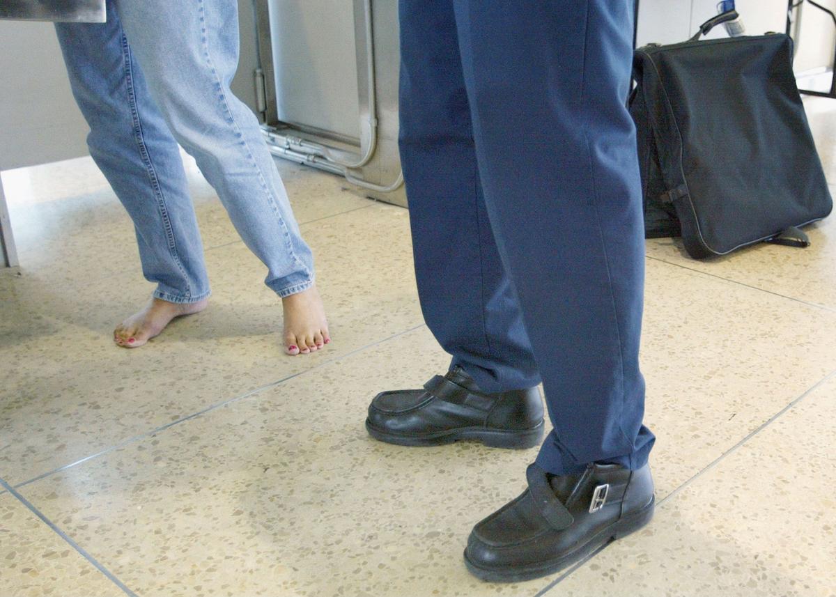 New TSA Rule Will End Shoes-Off Screening Policy At Busy Illinois Airport