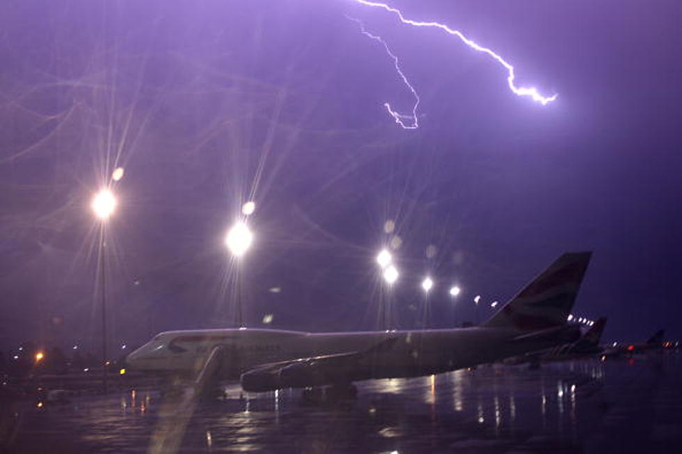 Lightning Strikes Airplane (vid)