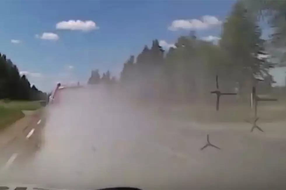 Driver Uses Smokescreen and Tire Spikes During High-Speed Chase